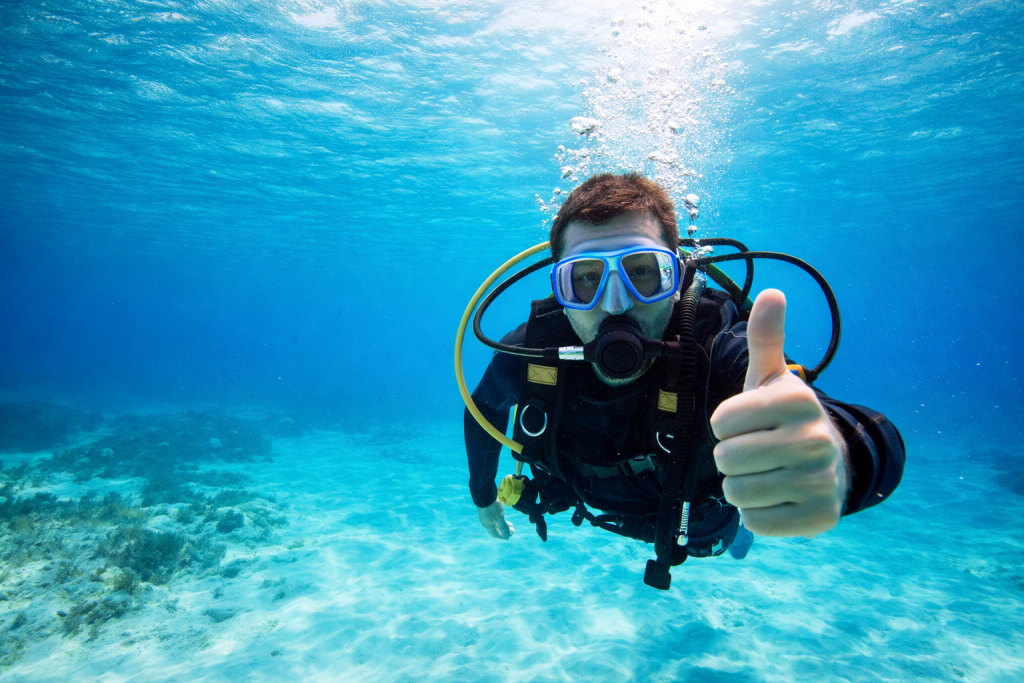 buceador en aguas calidas alegre en el mar de las islas baleares
