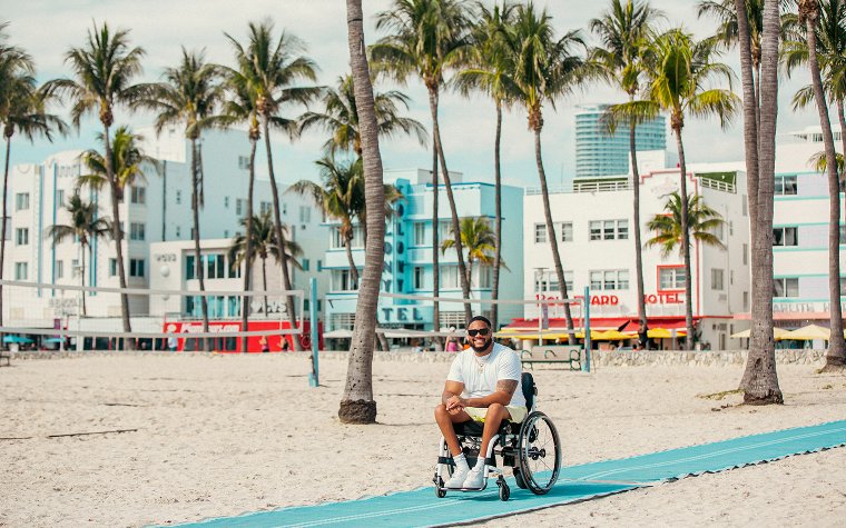 persona en silla de ruedas disfrutando de playa en mallorca