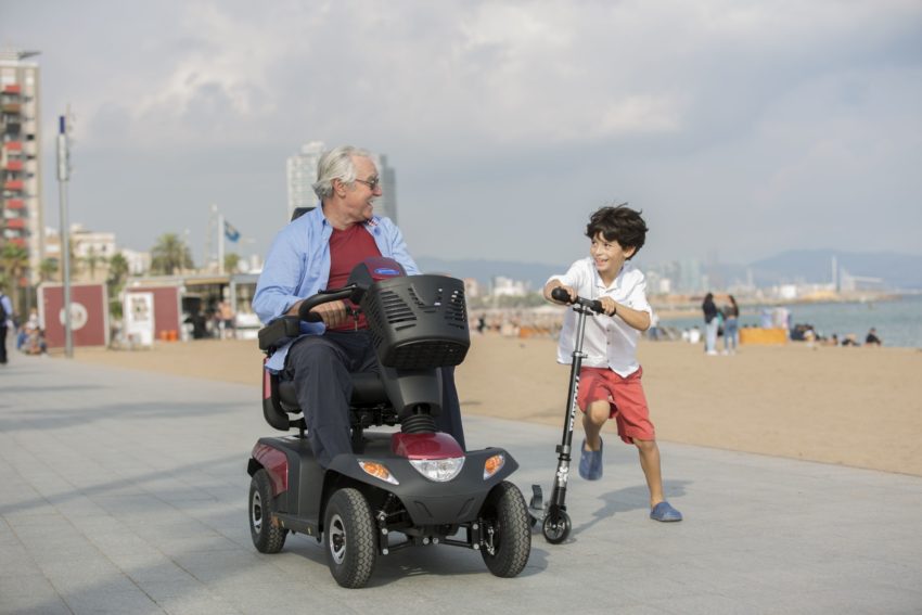 persona usando scooter de movilidad en paseo maritimo de mallorca